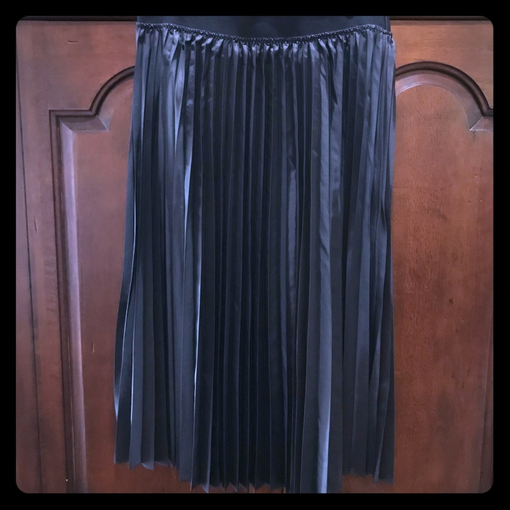 Black pleated skirt